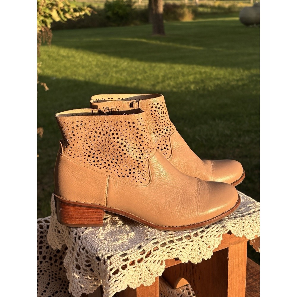 Vionic Luciana Perforated Dreamcatcher Chunky Ankle Heel Womens 8 Tan